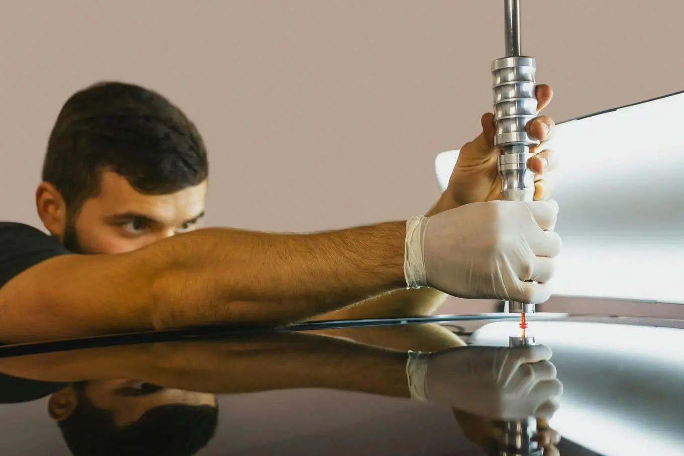 usuwanie-wgniecenia-z-dachu-samochodu